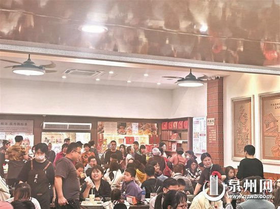 餐饮店游客如织