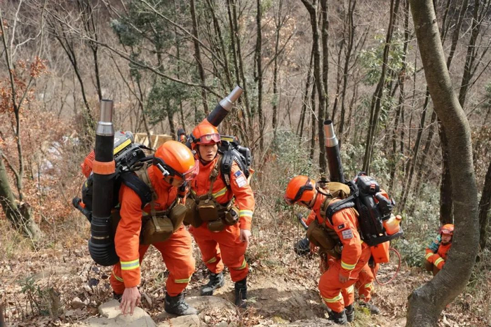 冬春季节防火形势严峻，武都中队消防指战员开展巡护踏查工作
