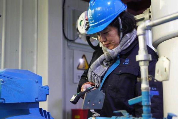 在浙江省海盐县，工作人员春节期间检查核能供热管线确保暖气供应。曾为民摄
