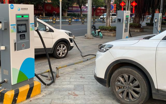 海南省陵水黎族自治县某充电站。图/新京报贝壳财经记者 王琳琳 摄
