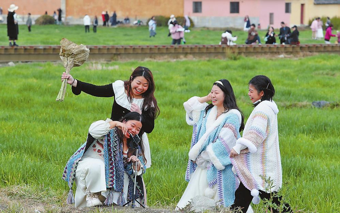 在喜洲古镇旅拍打卡。记者 杨峥 摄