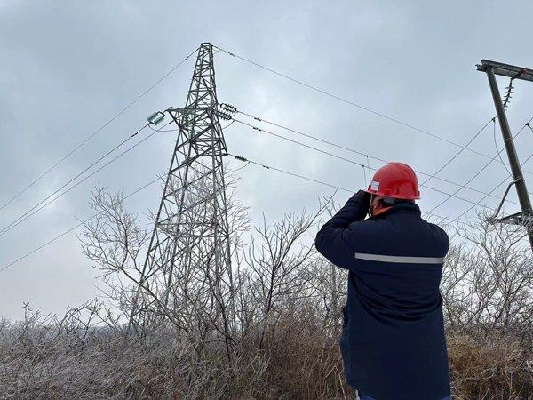 在内蒙古扎鲁特旗，扎鲁特旗风电场工作人员春节期间对风电场重点设备进行巡视测温。张明月摄