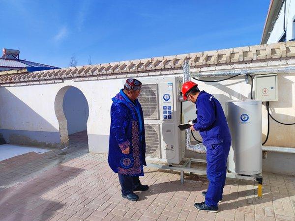 在青海省马海村，工作人员春节前夕到牧民家中检查空气源热泵锅炉运行情况。李占方摄