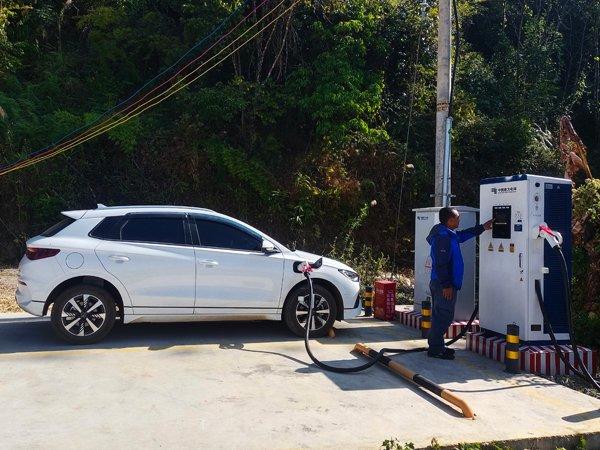 新能源车主正在云南沧源县班洪乡公共充电桩充电。陈光德摄