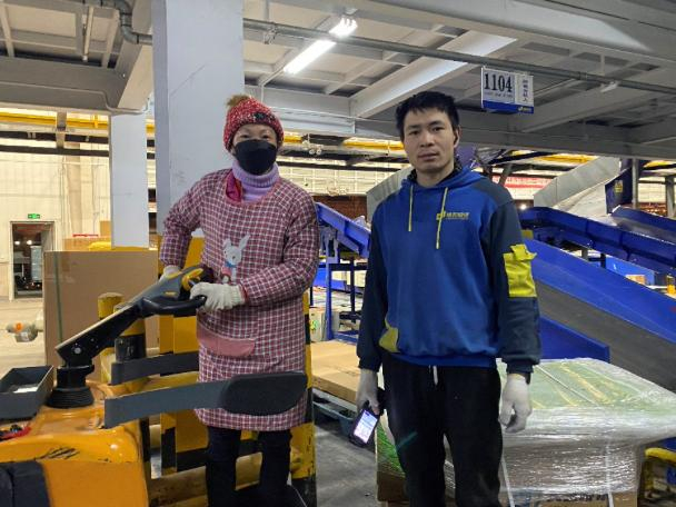 多位快递员选择春节坚守岗位。受访者供图