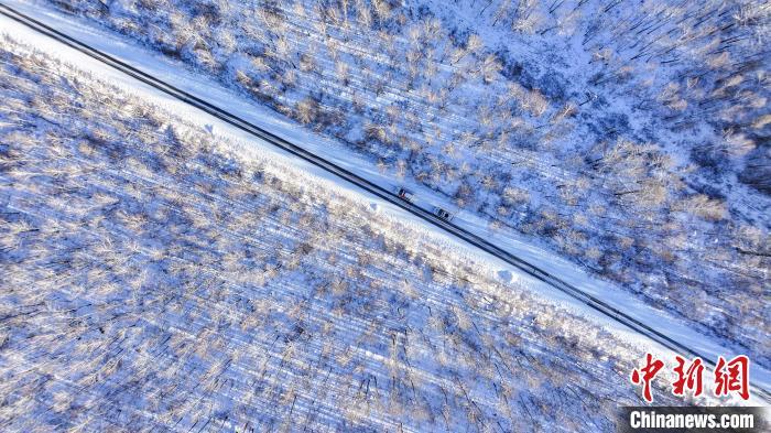 边境民警驾驶警车在林海雪原中巡逻。　吕昊俊 摄