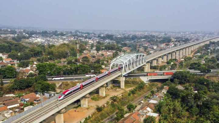 　2023年9月30日在帕达拉朗拍摄的一列雅万高铁高速动车组（无人机照片）。新华社 发