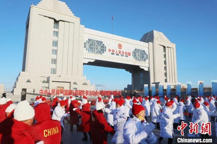 两千人登五莲山感受运动快乐