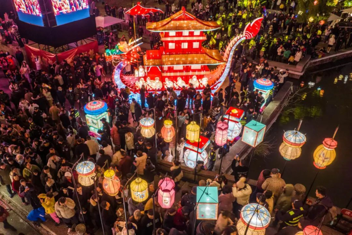 台州黄岩五洞桥大过龙年灯会 图源：“台州发布”微信公众号