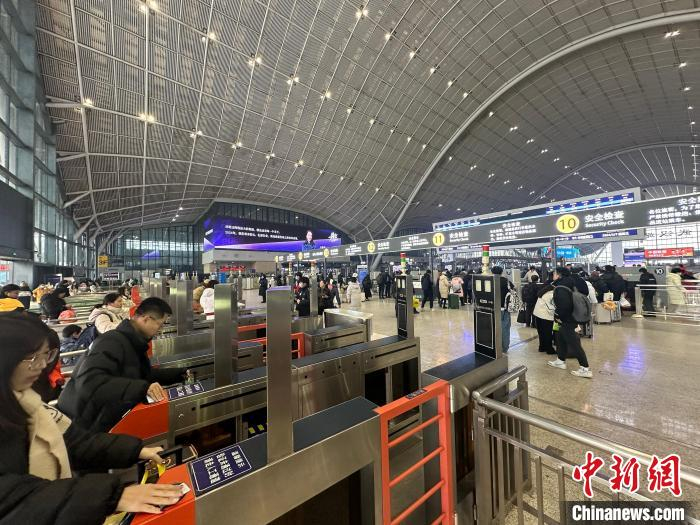 航班信息和办理自助值机;武汉站,武昌站安排专人在候车室儿童游乐区