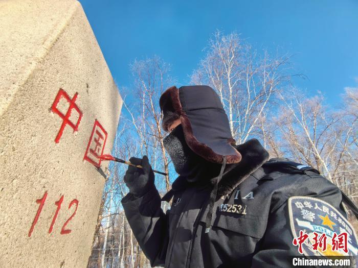 边境民警为沿途界碑描红。　吕昊俊 摄