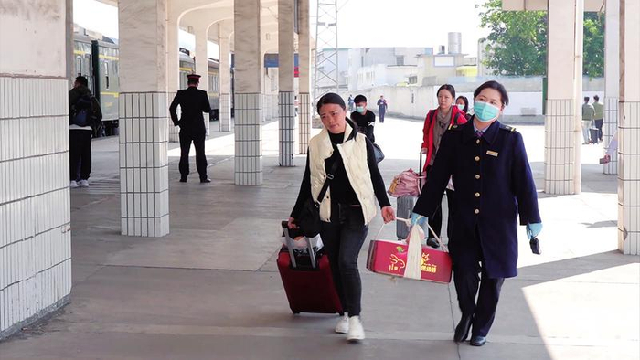     兴义站工作人员为务工人员提供引导服务 本报通讯员董浩 摄