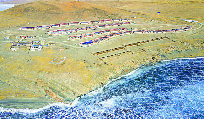 图为位于普莫雍错湖边的推瓦村。记者　刘枫　武沛涛　摄