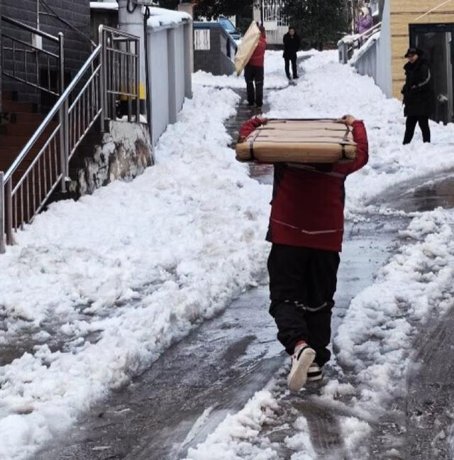 风雪中送货的快递员。受访者供图
