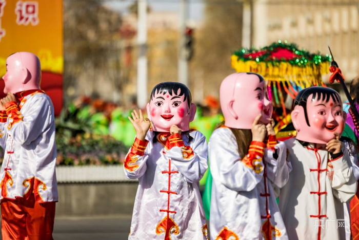 大头娃娃巡街展演 (央广网发 穆拉提江·沙吾尔丁 摄)