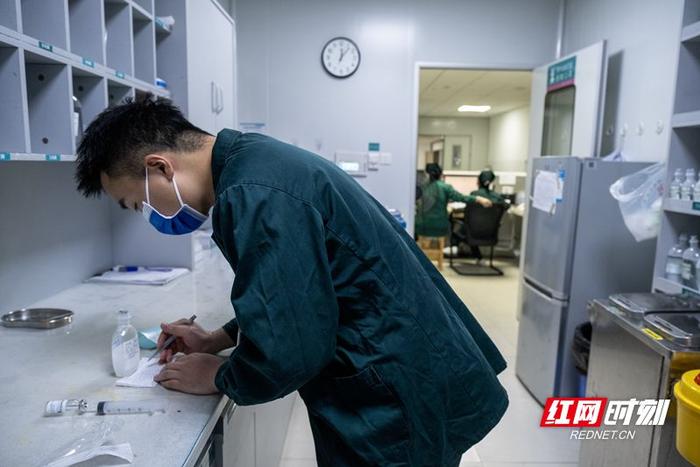 中南大学湘雅二医院急诊医学科主管护师欧阳严严。