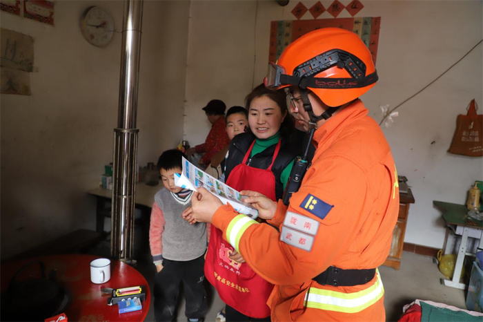 武都中队消防指战员在裕河镇赵钱坝村为村民讲解防火安全常识