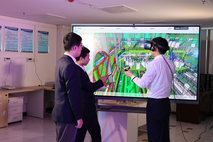 ▲中煤天津设计工程有限责任公司技术人员通过虚拟现实技术实现远程操作。新华社发