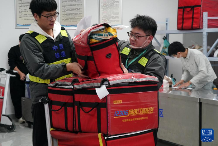 新华全媒 ·新春走基层丨日行4万步……您的高铁外卖已送达|郑州市