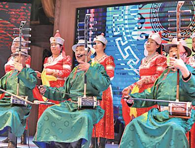 牧民在乌兰毛都苏木（乡）政府小礼堂里表演好来宝。白海顺摄/光明图片