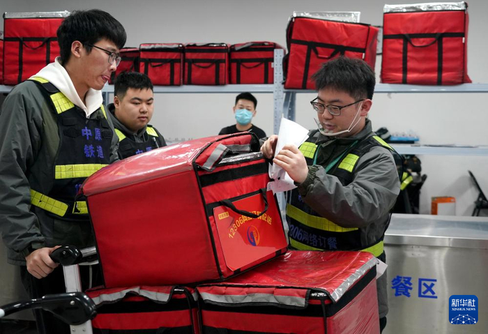 新华全媒 ·新春走基层丨日行4万步……您的高铁外卖已送达|郑州市