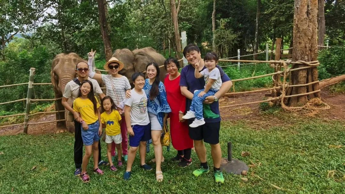 杜璇一家人和朋友们在泰国清迈。杜璇供图