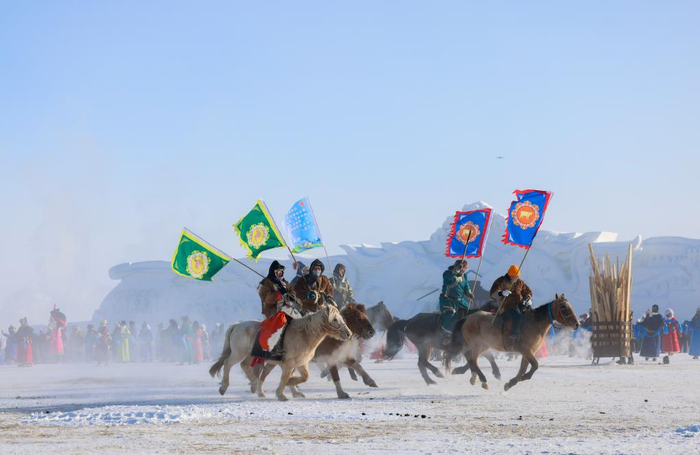 赛马选手在内蒙古自治区第二十届冰雪那达慕开幕式上入场（2023年12月17日摄）。新华社记者 王楷焱 摄