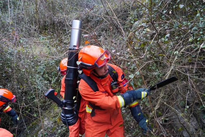 森林消防员利用砍刀开辟前进道路。（甘肃省森林消防总队供图）