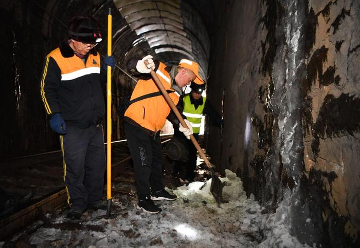 　　中国铁路西安局集团有限公司宝鸡工务段观音山桥隧工区职工在隧道内打冰。新华社记者张博文 摄