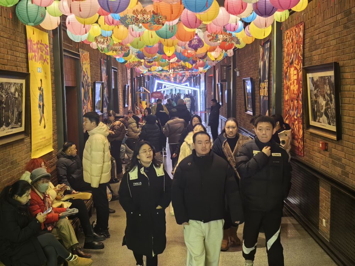 春节期间，游客在长影旧址博物馆参观。新华社发