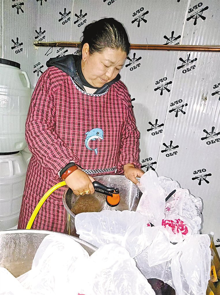 普珍在忙碌工作。 （图片均由记者 格桑伦珠 裴聪 摄）