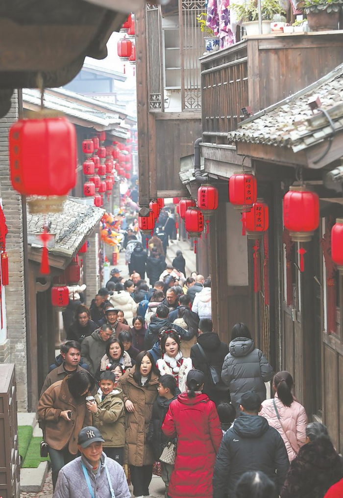 　　春节期间，建瓯铁井栏-紫芝街历史文化街区游人如织。魏永青 摄