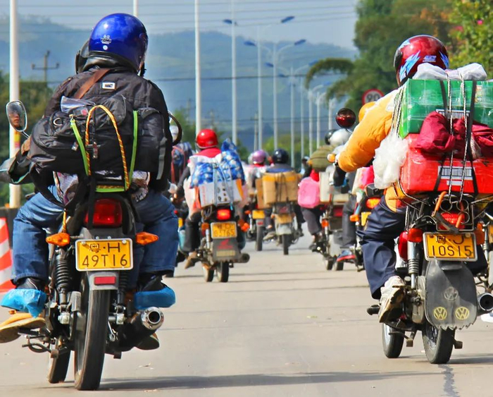 珠三角地区很多外来工因买不到火车票就骑摩托车回乡过年。（2013年2月拍摄于国道321封开县路段）