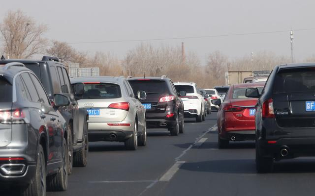 2月16日上午，京港澳高速进京方向部分路段略为拥堵。新京报记者 王贵彬 摄