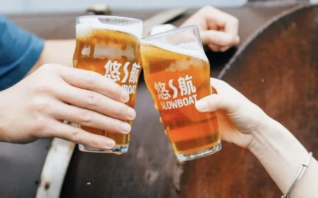 消费者聚会饮用悠航啤酒。 官方公众号截图