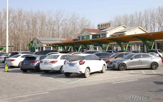2月16日10时30分，京港澳高速窦店服务区内停车场接近饱和。新京报记者 王贵彬 摄