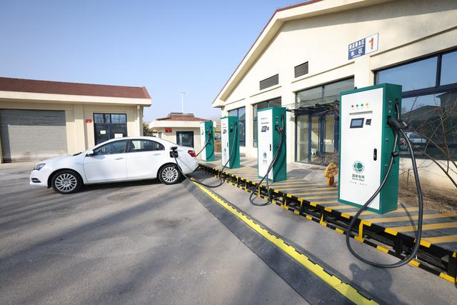 为保证新能源车辆充电需求，窦店服务区进京方向增设了四台临时充电桩。新京报记者 王贵彬 摄