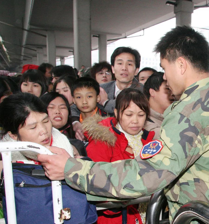 回家过年的人们，脸上写满了艰辛。（2008年2月拍摄于广州火车站）