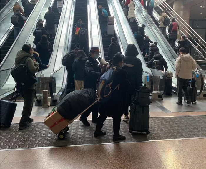 李欣冉在引导旅客