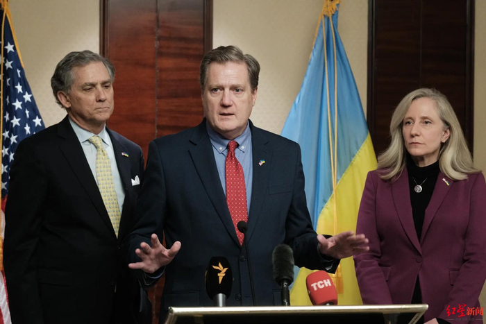 ▲美国众议院情报委员会主席、共和党众议员麦克·特纳（中）