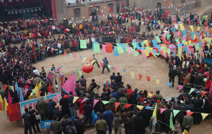 2007年元宵节前，群众在河北省井陉县东元村观看社火队员们表演。