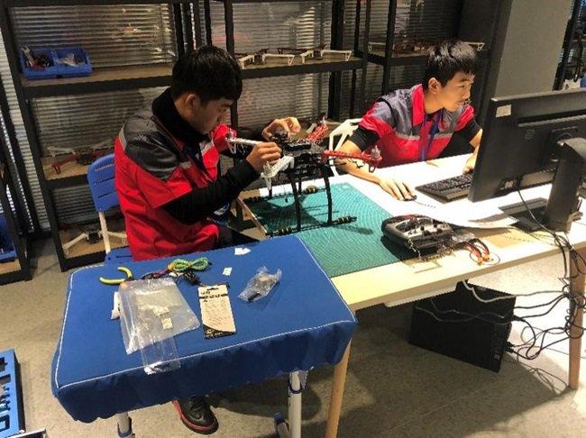 姜涛指导的学生获得省级无人机装调检修竞赛第一名。受访者供图