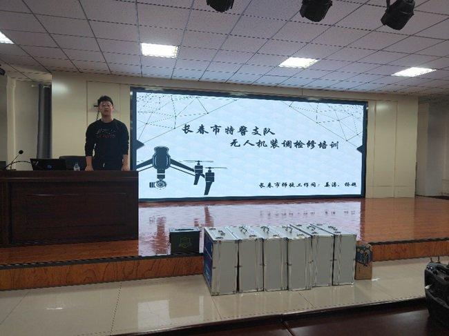 姜涛为长春市公安局特警支队警务航空队队员开展无人机装调检修培训。受访者供图