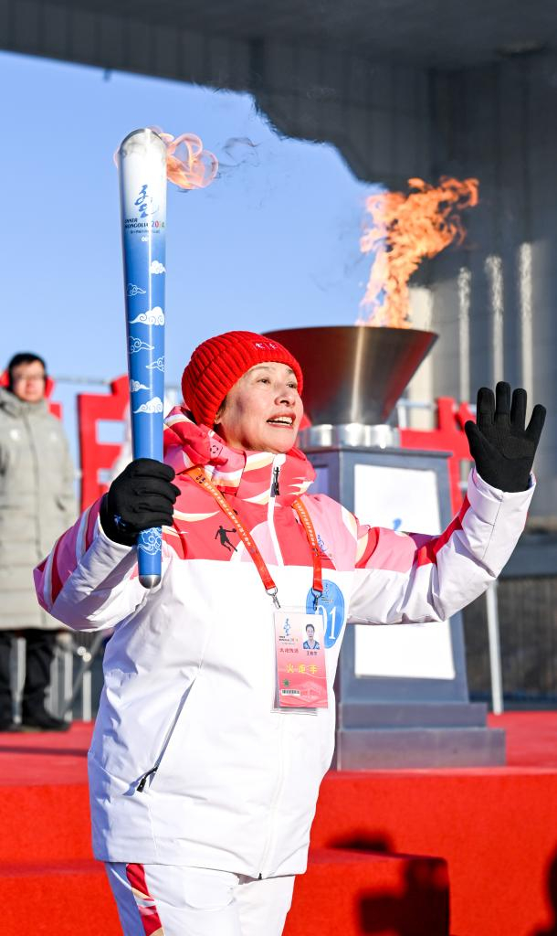 2024年2月3日,孩子们观看火炬传递.