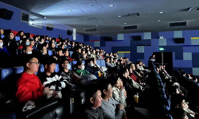 2月14日,浙江宁波一家电影院正在观影的观众.(受访对象供图)