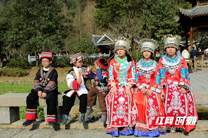 民族服饰换装旅拍深受游客青睐