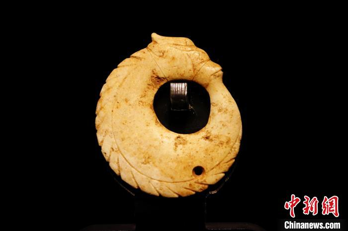 安徽凌家滩遗址出土的玉龙.  (安徽博物院供图)