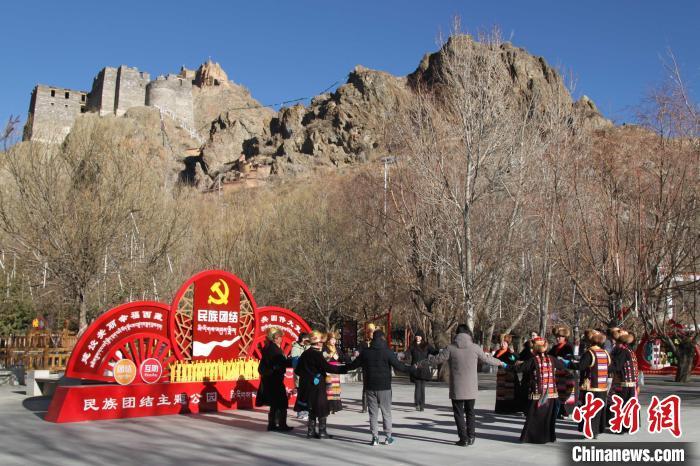 资料图为援藏干部与民众在琼结民族团结主题公园跳锅庄舞。曲杰 供图
