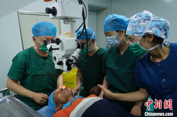 资料图图为襄阳市第一人民医院医生为琼结县农牧民做白内障手术。曲杰 供图