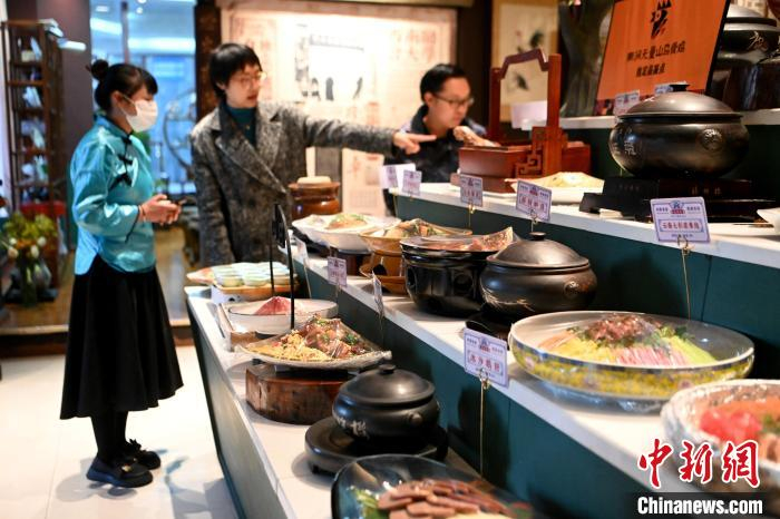 图为昆明福照楼餐厅内汽锅鸡被摆放在点菜台“C位”。　　　李嘉娴 摄